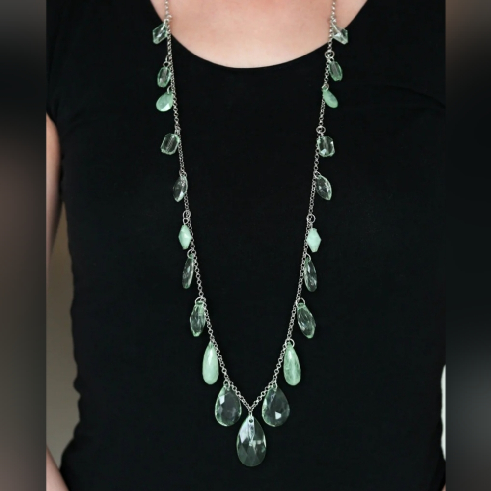 Paparazzi Glow & Steady Wins The Race Green Necklace